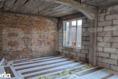 Casă cu 7 camere cu Teren 1656 Mp în Hulubești - 1