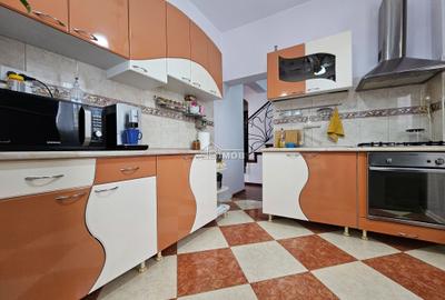 Casă cu 5 camere cu Canalizare în Micro 3 - 5