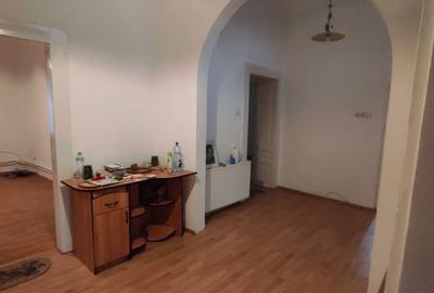 Casă cu 4 camere decomandat în Central - 4