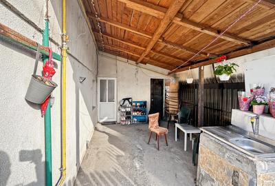 Casă individuală cu 3 camere cu Canalizare în Km 5 - 6