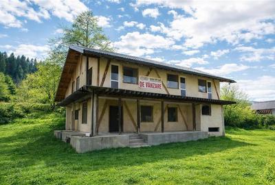 Casă cu 9 camere cu Teren 884 Mp în Exterior Est