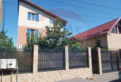 Casa / Vila cu 9 camere de vanzare in zona 1 Mai - 1