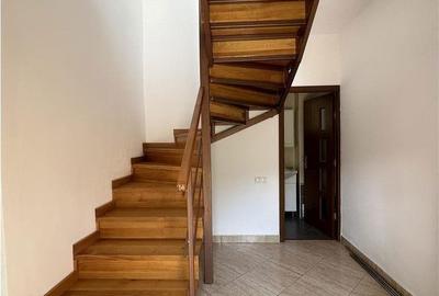 Casă cu 5 camere cu Teren 200 Mp în Central
