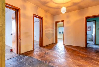 Apartament cu 4 camere semidecomandat în Gruia