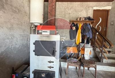Casă cu 4 camere în Vânători