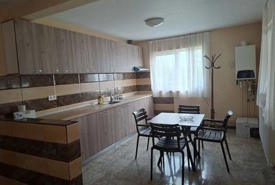 Casă cu 8 camere cu Teren 1700 Mp în Central
