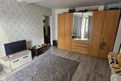 Apartament cu 2 camere semidecomandat în Craiovița Nouă