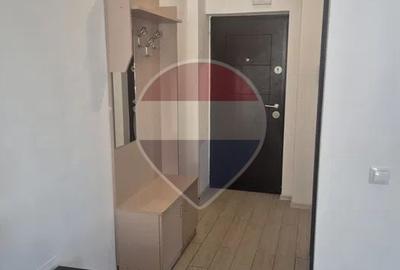 Apartament cu 3 camere semidecomandat în Podu Roș