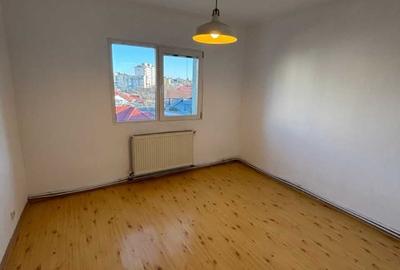 Apartament cu 3 camere decomandat în Mioriței
