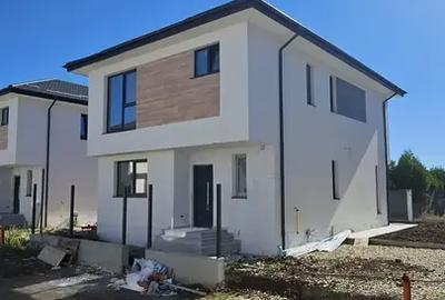 Casă cu 4 camere cu Teren 250 Mp în Odăi