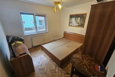 Apartament cu 3 camere decomandat, mobilat în Micro IV
