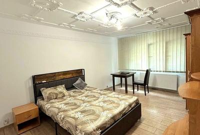 Apartament cu 3 camere decomandat în Lipovei