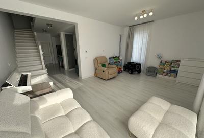 Duplex cu 4 camere cu Canalizare în Sud