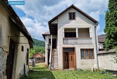 Casă cu 4 camere cu Canalizare în Central
