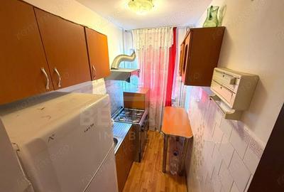 Apartament cu 3 camere semidecomandat în Craiovița Nouă