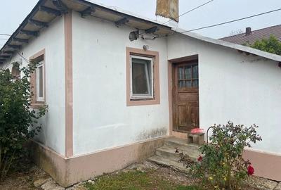 Casă cu 2 camere cu Teren 1000 Mp în Izvoru