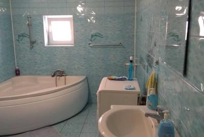 Casă cu 4 camere decomandat în Stănești