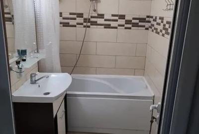 Apartament cu 3 camere semidecomandat în Micro 17