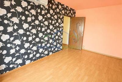 Apartament cu 3 camere semidecomandat în Rovine