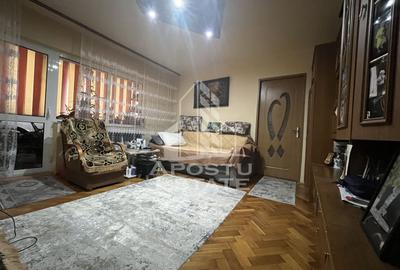 Apartament cu 3 camere semidecomandat, mobilat în Girocului
