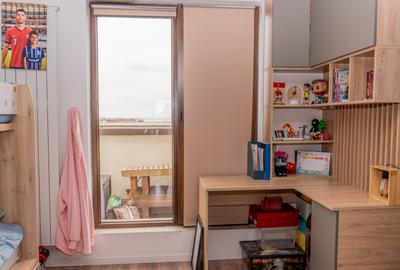 Apartament cu 3 camere decomandat în Km 5 - 38