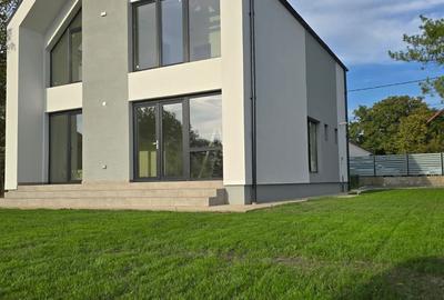 Casă cu 5 camere cu Teren 500 Mp în Crevedia
