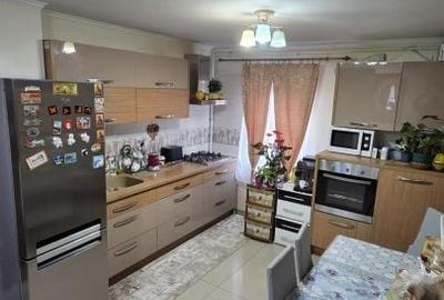 Apartament cu 3 camere decomandat în Micro 16