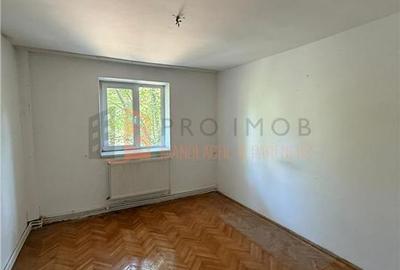 Apartament cu 3 camere semidecomandat în Micro 14