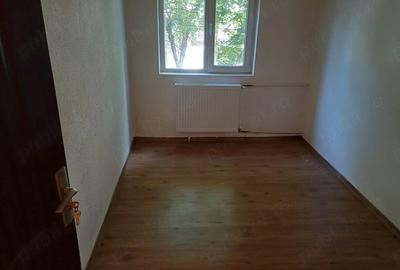 Apartament cu 3 camere decomandat în Vest