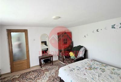 Casă cu 2 camere decomandat în Vadu