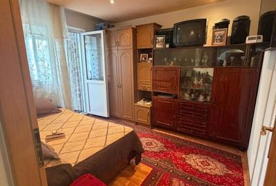 Apartament cu 3 camere semidecomandat în Craiovița Nouă