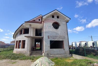 Casă cu 5 camere cu Teren 726 Mp în Sânmartin - 2