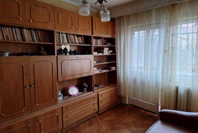 Apartament 3 camere  decomandat , zona  Cetate - 2