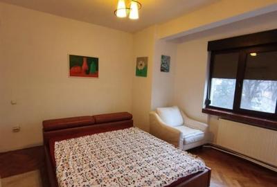 Apartament cu 3 camere decomandat, mobilat în Unirii