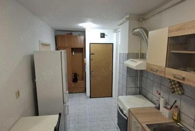 Apartament cu 3 camere decomandat în Medicină