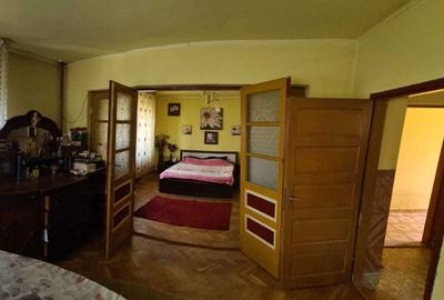 Casă cu 4 camere în Central - 2