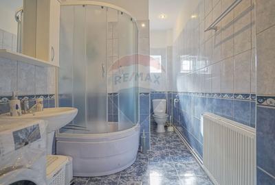 Apartament cu 3 camere semidecomandat, mobilat în Cetatea - 17