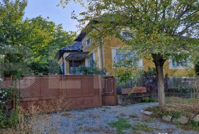 Casă cu 4 camere cu Teren 2400 Mp în Central - 2