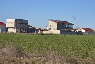 Teren Construcții intravilan de 400 mp, în Periferie