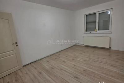 Apartament cu 3 camere semidecomandat în Micro 9 - 11