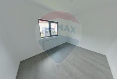 Casă individuală cu 4 camere cu Canalizare în Nord-Est - 8