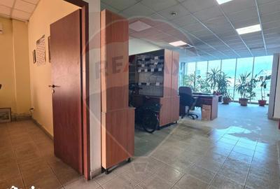 Spațiu comercial, de 120 mp, în Central - 8