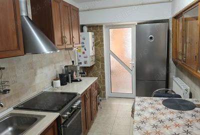 Apartament cu 3 camere zona ultracentrala Bazar confort 1 Etaj 3 S=88mp Pret: 92.000 euro - 10