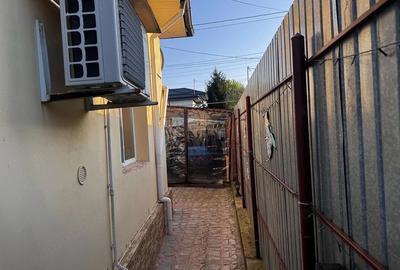 Casă cu 3 camere cu Teren 220 Mp în Central - 2