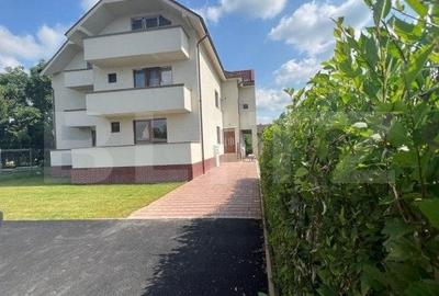 Apartament de 3 camere, 2 balcoane, 93 mp, etaj 1