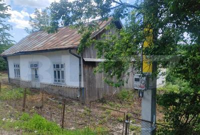 Casă cu 2 camere cu Teren 3800 Mp în Central