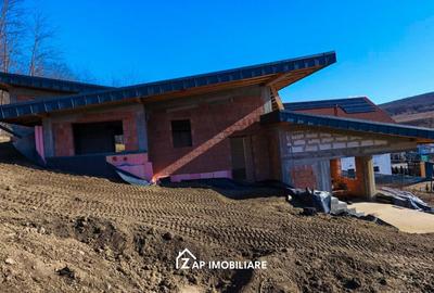 Casă individuală cu 4 camere cu Canalizare în Livezeni