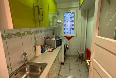 Apartament cu 2 camere decomandat în P-ța Victoriei