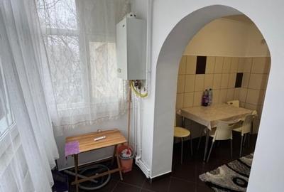 Etaj intermediar 2 Camere Decomandat Mobilat Bloc 1984 zona Nicolina - 1