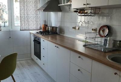 Apartament cu 3 camere semidecomandat în Vitan